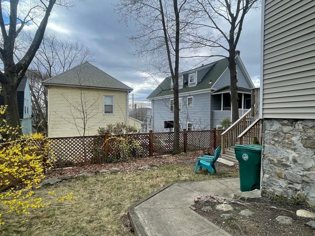76 Beacon St, Lowell, MA 01850
