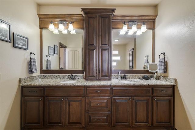 2816 Morgan Trace Road, Yukon, OK 73099