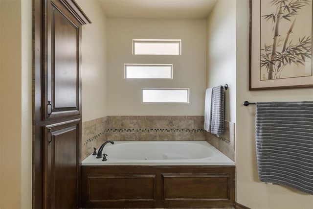 2816 Morgan Trace Road, Yukon, OK 73099