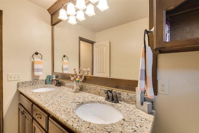 2816 Morgan Trace Road, Yukon, OK 73099