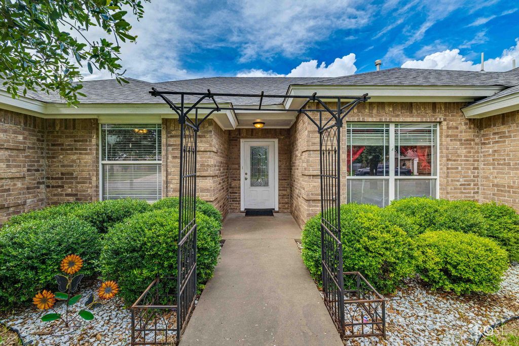 Image 4 of property listing at 3634 Dominion Ridge, San Angelo, TX 76904