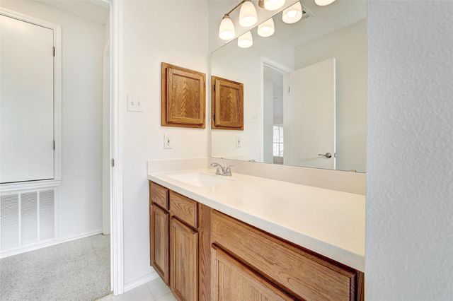 801 Saunders DR, Round Rock, TX 78664