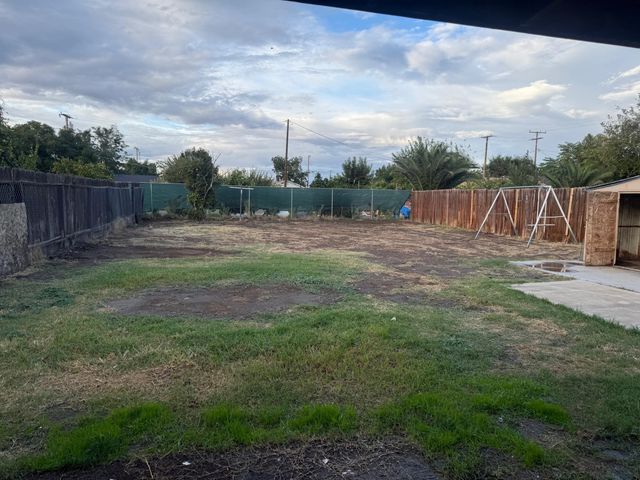 724 W Sonora Avenue, Tulare, CA 93274