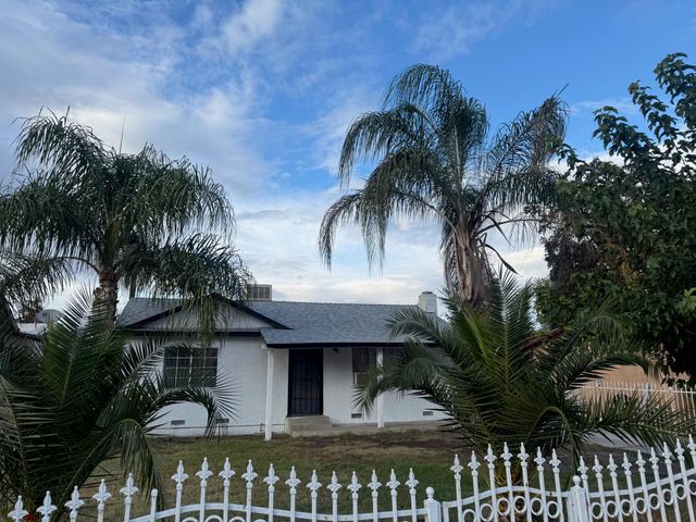 724 W Sonora Avenue, Tulare, CA 93274