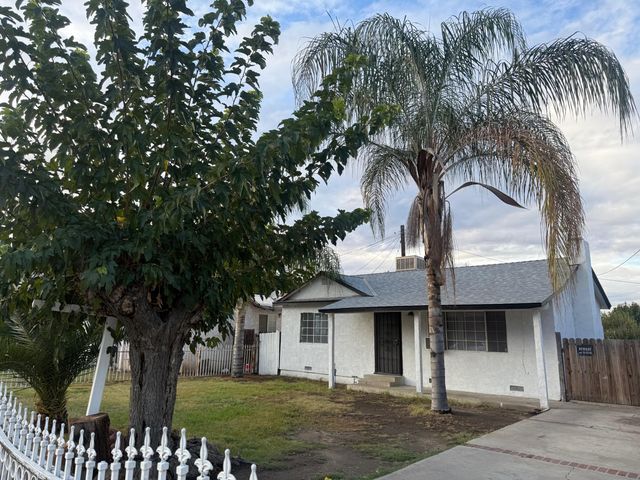 724 W Sonora Avenue, Tulare, CA 93274