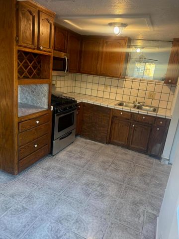 724 W Sonora Avenue, Tulare, CA 93274