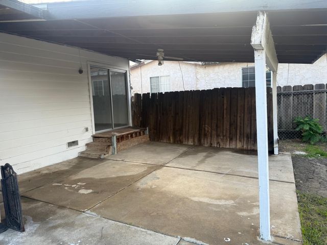 724 W Sonora Avenue, Tulare, CA 93274