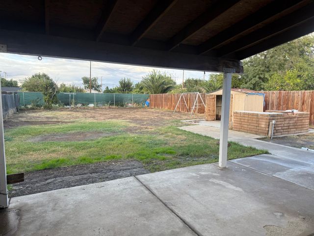 724 W Sonora Avenue, Tulare, CA 93274