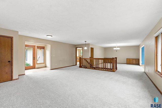 2009 E Elizabeth Dr Drive, Sioux Falls, SD 57103