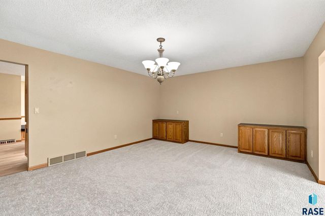 2009 E Elizabeth Dr Drive, Sioux Falls, SD 57103