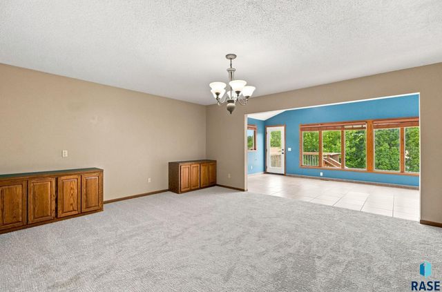 2009 E Elizabeth Dr Drive, Sioux Falls, SD 57103