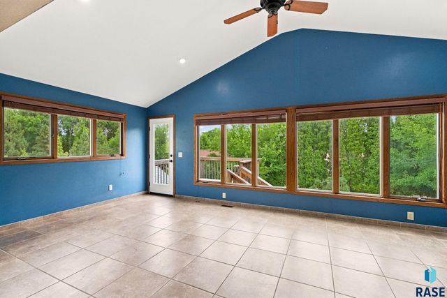 2009 E Elizabeth Dr Drive, Sioux Falls, SD 57103