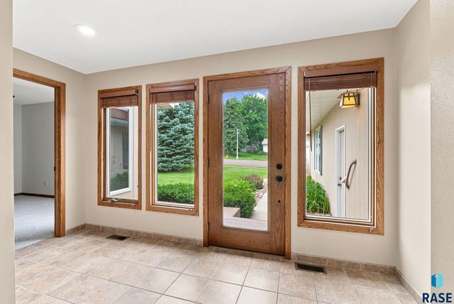 2009 E Elizabeth Dr Drive, Sioux Falls, SD 57103