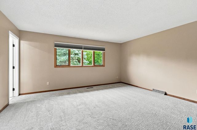 2009 E Elizabeth Dr Drive, Sioux Falls, SD 57103