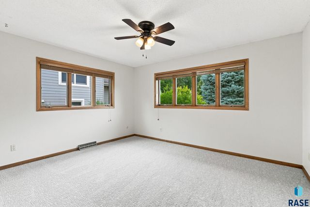 2009 E Elizabeth Dr Drive, Sioux Falls, SD 57103