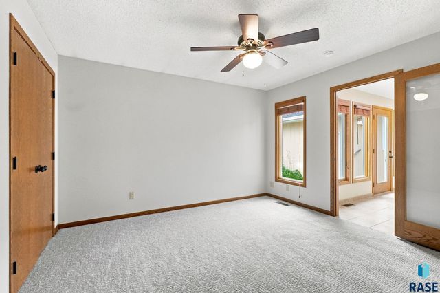 2009 E Elizabeth Dr Drive, Sioux Falls, SD 57103