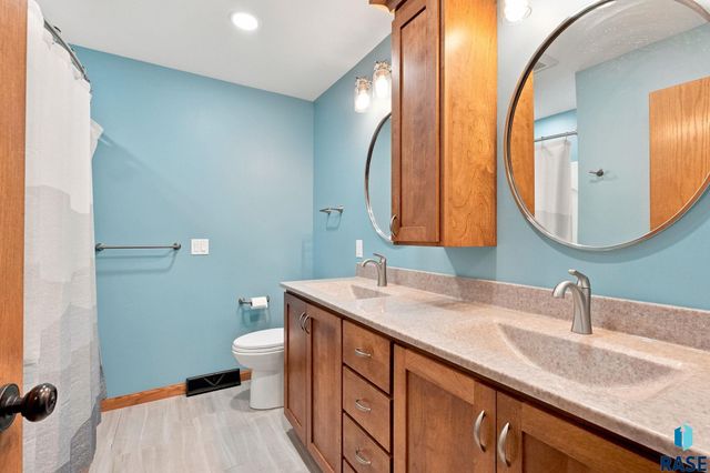 2009 E Elizabeth Dr Drive, Sioux Falls, SD 57103