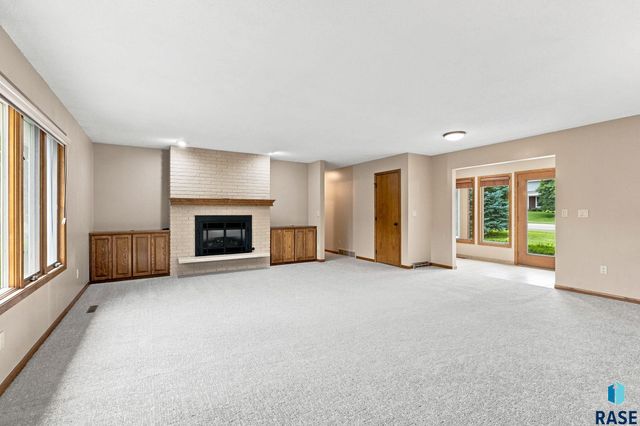 2009 E Elizabeth Dr Drive, Sioux Falls, SD 57103
