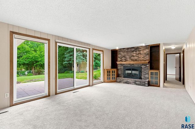 2009 E Elizabeth Dr Drive, Sioux Falls, SD 57103