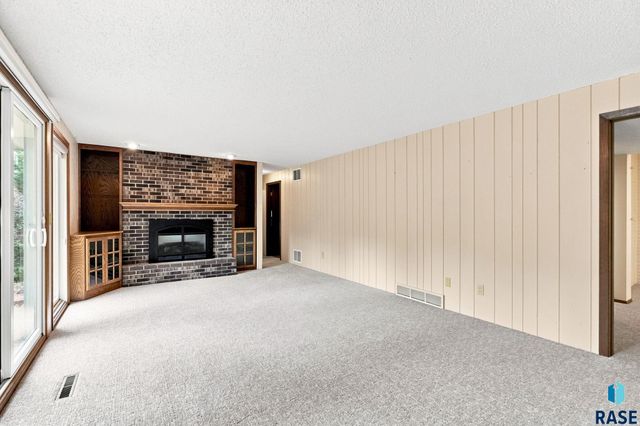 2009 E Elizabeth Dr Drive, Sioux Falls, SD 57103