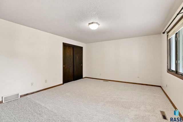 2009 E Elizabeth Dr Drive, Sioux Falls, SD 57103