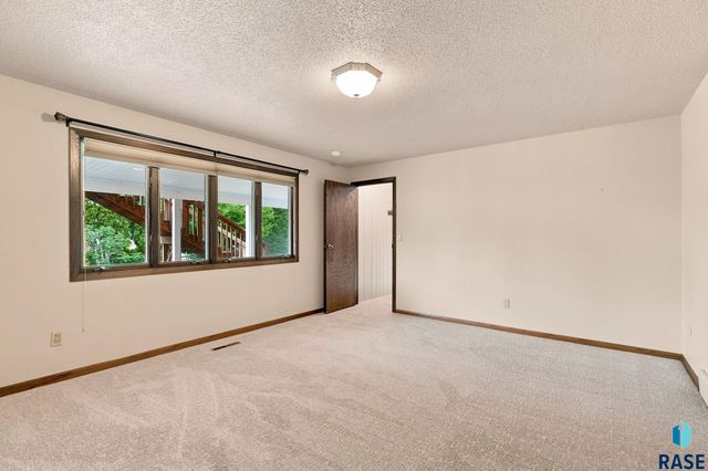 2009 E Elizabeth Dr Drive, Sioux Falls, SD 57103