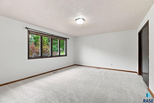 2009 E Elizabeth Dr Drive, Sioux Falls, SD 57103