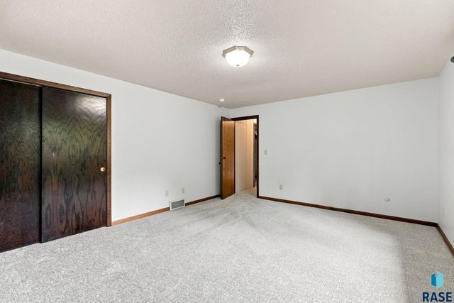2009 E Elizabeth Dr Drive, Sioux Falls, SD 57103