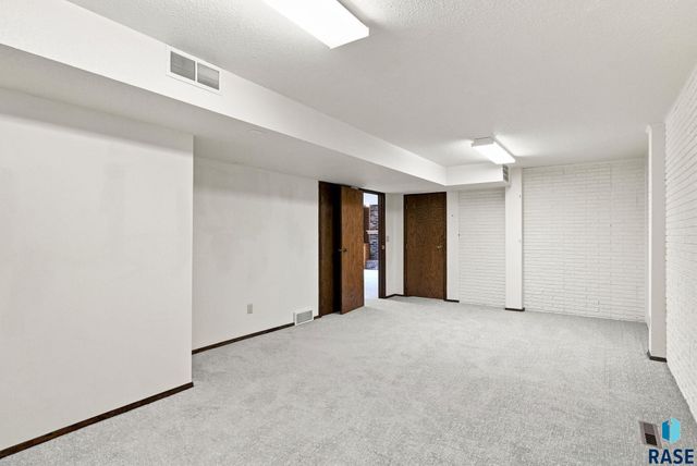 2009 E Elizabeth Dr Drive, Sioux Falls, SD 57103