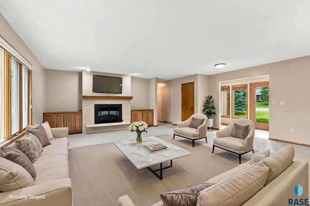 2009 E Elizabeth Dr Drive, Sioux Falls, SD 57103
