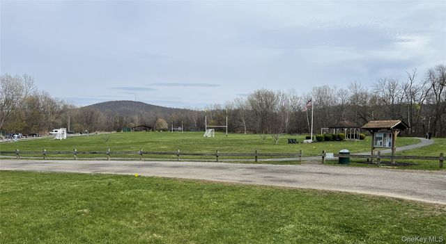 14 Skyline Drive 15, Fishkill, NY 12524