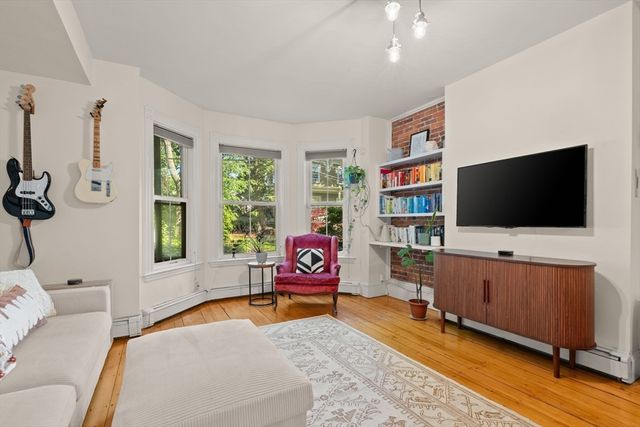 281 Chestnut Ave 1, Boston, MA 02130