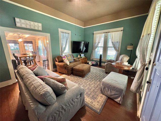 229 E Tennie Street, Gainesville, TX 76240