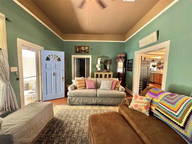 229 E Tennie Street, Gainesville, TX 76240