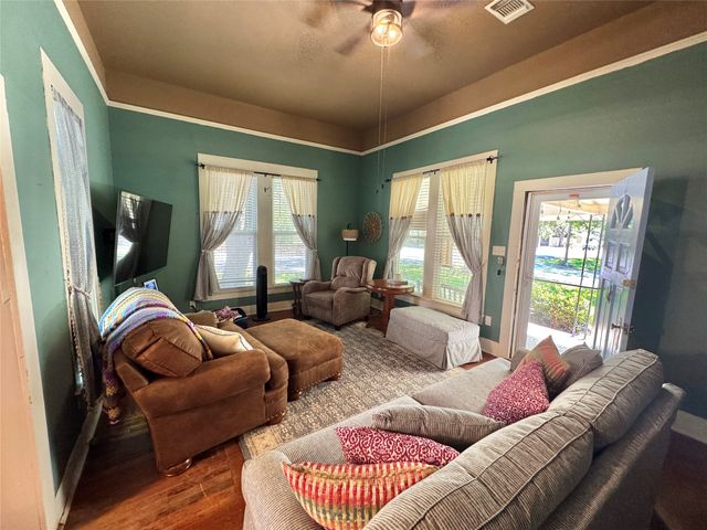 229 E Tennie Street, Gainesville, TX 76240