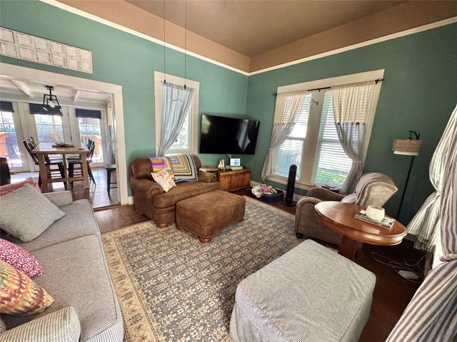 229 E Tennie Street, Gainesville, TX 76240
