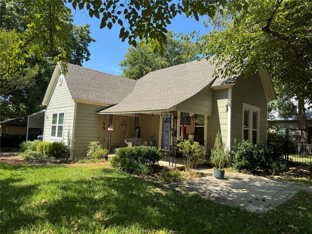 229 E Tennie Street, Gainesville, TX 76240