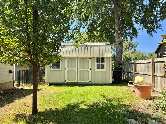 229 E Tennie Street, Gainesville, TX 76240