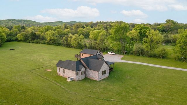 28 Henderson Rd, Lynchburg, TN 37352