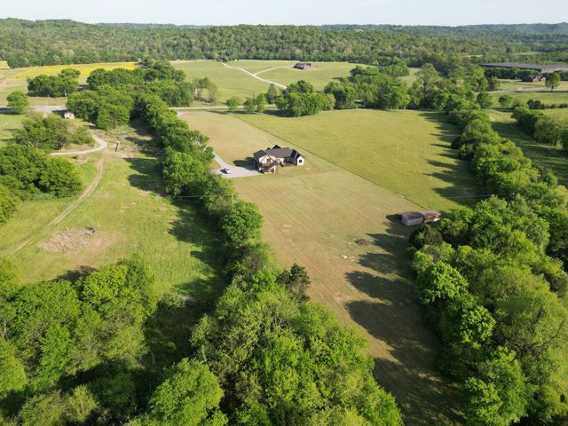 28 Henderson Rd, Lynchburg, TN 37352