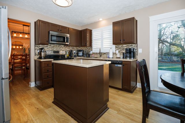 2004 Hidden Lake Road, Bloomington, IL 61704