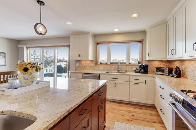 10473 S George DRIVE, Oak Creek, WI 53154