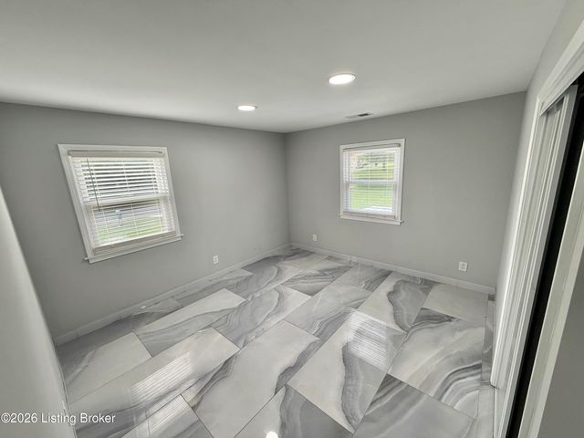 6709 Cooper Chapel Rd, Louisville, KY 40229