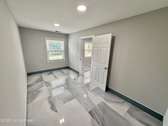 6709 Cooper Chapel Rd, Louisville, KY 40229