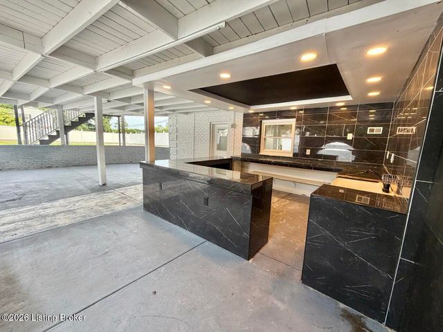 6709 Cooper Chapel Rd, Louisville, KY 40229