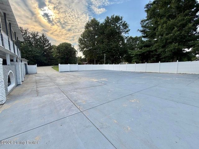 6709 Cooper Chapel Rd, Louisville, KY 40229