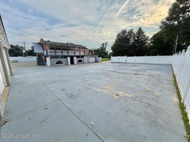 6709 Cooper Chapel Rd, Louisville, KY 40229