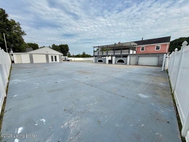 6709 Cooper Chapel Rd, Louisville, KY 40229
