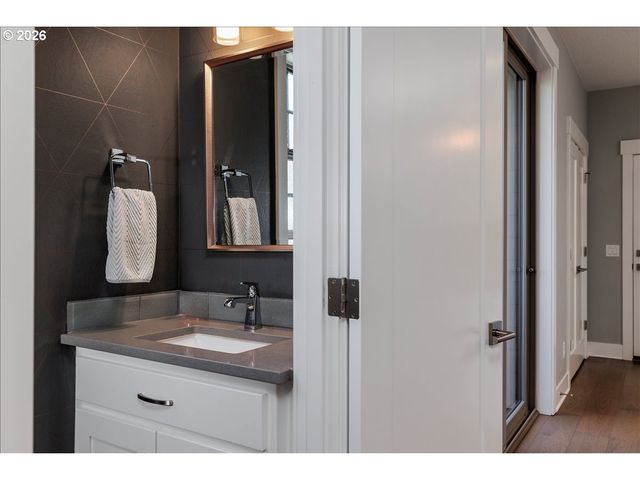 9043 Sw WEST HAVEN Dr, Portland, OR 97225