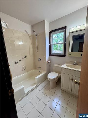 14 Berwick Way, Piscataway, NJ 08854